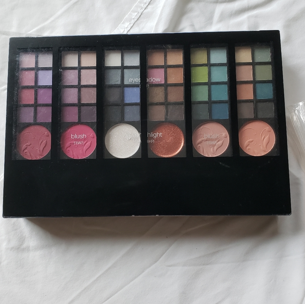 C8,167 Markwins Makeup Pallette